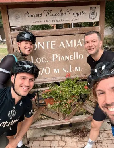Fietsers bij het bord Monte Amiata, Loc. Pianello, 1270 meter hoogte