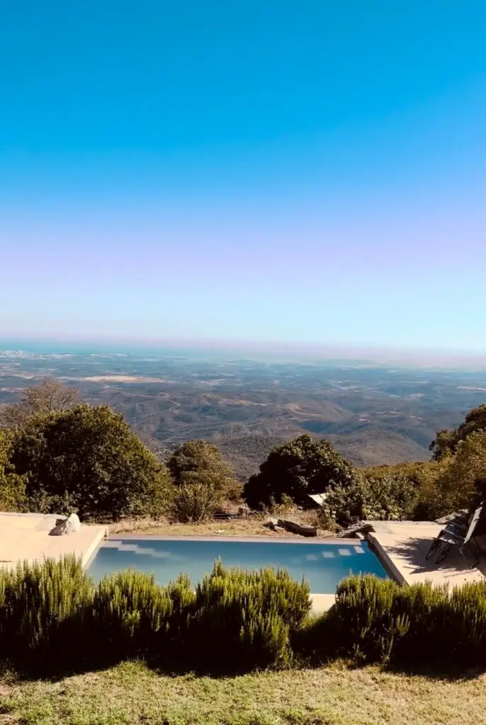 Zwembad op een bergkam met wijds uitzicht over de Algarve tot zee