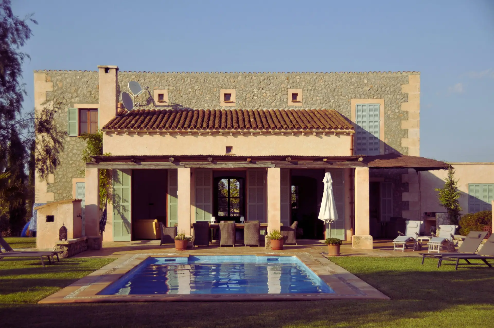 Mallorcaanse finca van natuursteen met zwembad in het avondlicht
