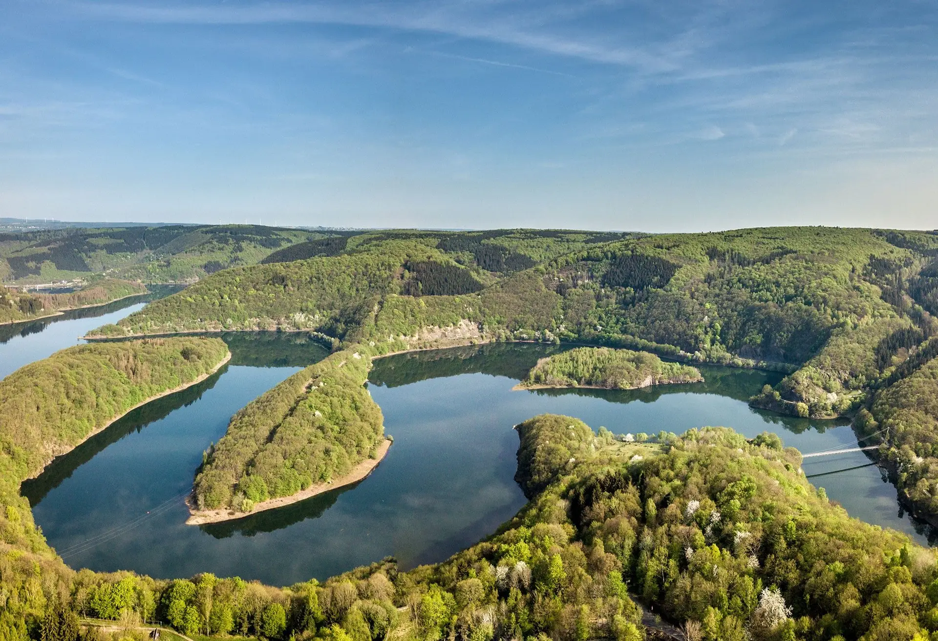 Luchtfoto van de Rursee met beboste schiereilanden in Nationalpark Eifel
